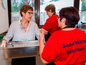 Im Sommer 2016 besuchte die ehemalige saarländische Ministerpräsidentin, Annegret Kramp-Karrenbauer, das Mehrgenerationenhaus und half in der Sozialküche. Foto: MdG